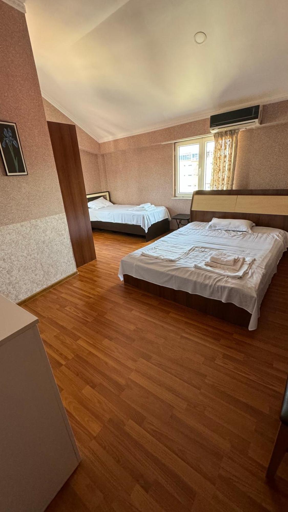 Twins Guest House Батуми Экстерьер фото